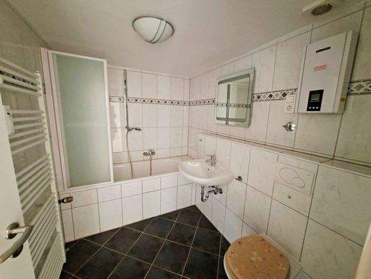 Innen liegendes Bad mit Badewanne