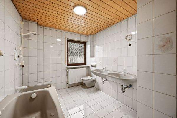 DG | Bad mit WC, Wanne und Dusche