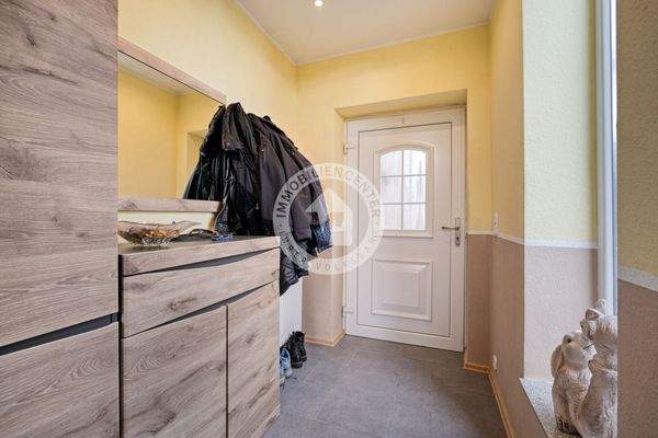 Der Blick in den Flur mit dem Zugang zur Dachgeschosswohnung