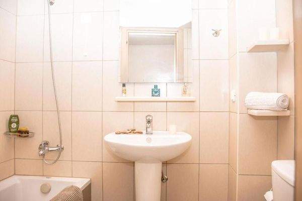 Keta, Sisi: Apartmentkomplex im Dorfzentrum, in der Nähe eines Sandstrandes zu verkaufen