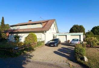 Außenansicht Haus mit Garagen