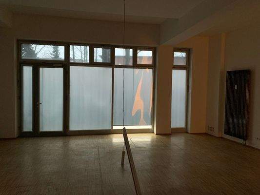 Großer Raum mit Sonnenrollos