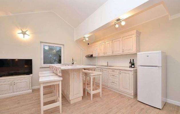 Neue Küchenzeile mit frei stehendem Kühlschrank