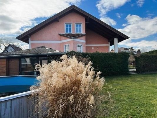 Gartenansicht mit Pool