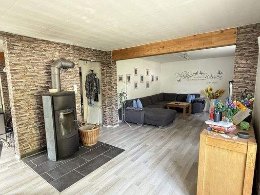 Wohn- Essbereich mit Ofen