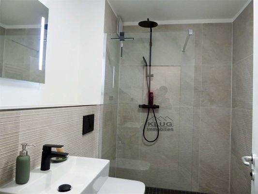 Modernes Wannenbad WC