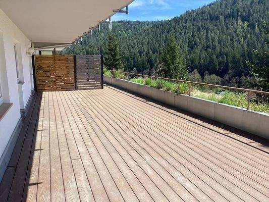 Zugang zur Terrasse vom Schlafzimmer 1, Schlafzimmer 2 und dem Wohnzimmer zusätzlich mit praktischem Seiteneingang vom Haus.