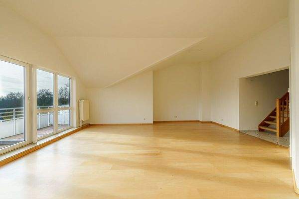 Ansicht Wohnzimmer mit Zugang zum Spitzboden