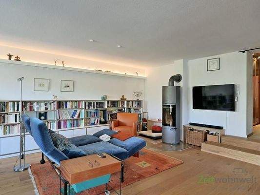 Sofa, Kamin und Wand-TV