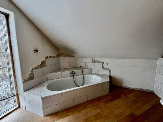 Badezimmer mit Badewanne...