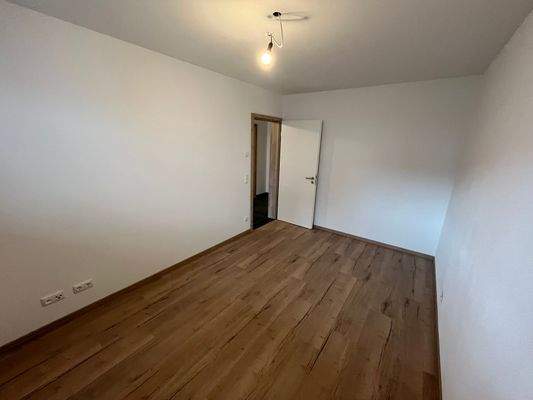 Schlafzimmer 1 (3).jpg