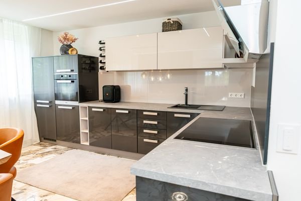 Moderne Einbauküche mit Miele Elektrogeräte