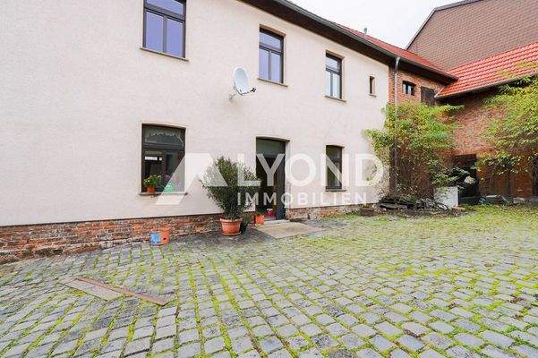 Hausansicht mit Innenhof