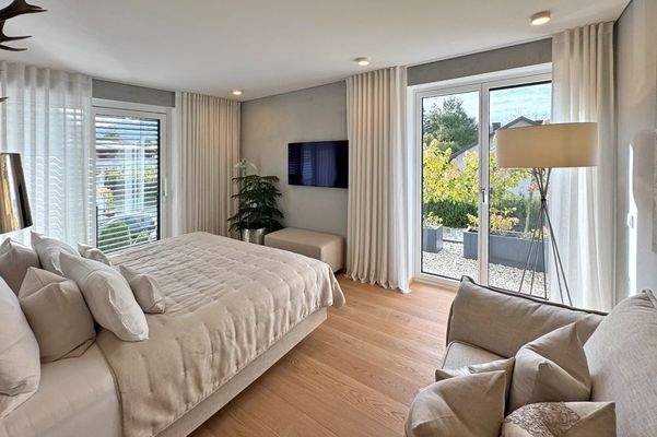 Das lichtdurchflutete Master-Schlafzimmer ...