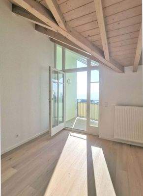 modernes Wohnzimmer mit Balkonzugang (3)