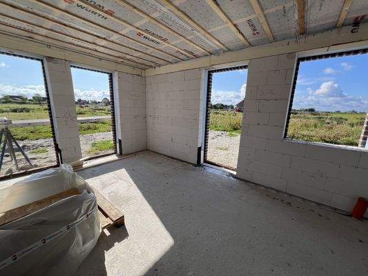 Aussicht aus dem lichtdurchfluteten Wpohnzimmer