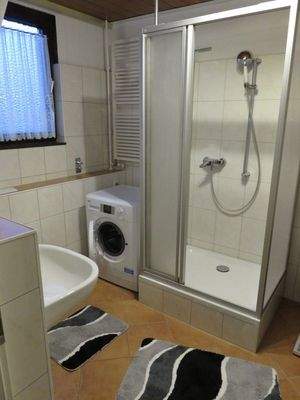 Bad Wohnung oben li.