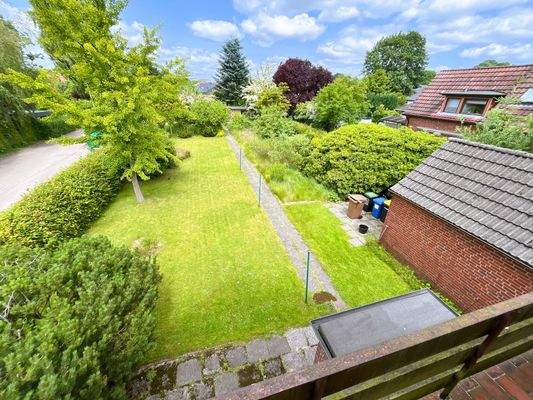 Blick vom Balkon in den Garten