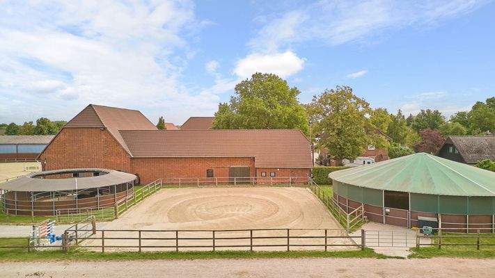 03 Führmaschine & Longierhalle.jpg