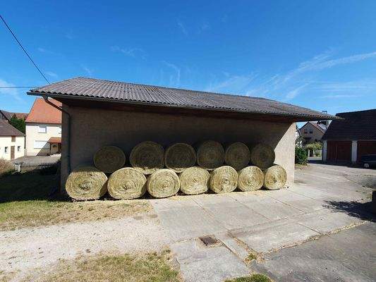 große Maschinenhalle mit Vordach
