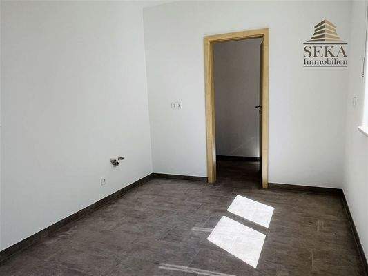 Küchenbereich mit Blick in Speisekammer