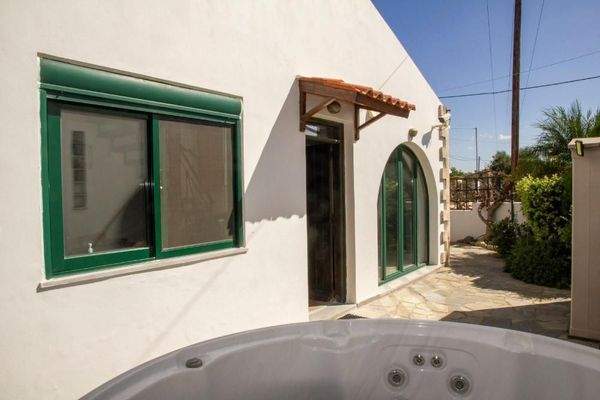 Kreta, Maleme: Traditionelles kretisches Haus zu verkaufen, nur wenige Schritte vom Strand entfernt