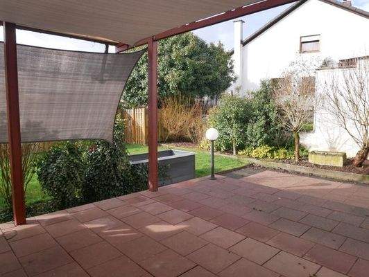 Große Terrasse und Garten