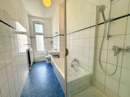 Badezimmer mit Dusche und Wanne​