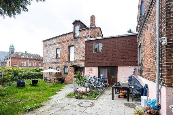 DEr Eingangs- und Gartenbereich der Whg. 2