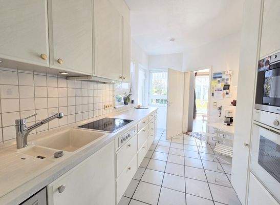 Einbauküche mit Essplatz