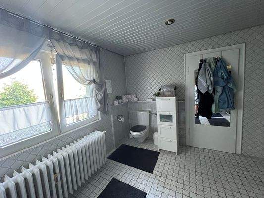 OG: Bad mit Wanne und Dusche