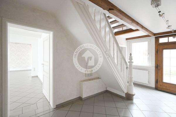 Der Blick vom Flur in Richtung Wohnzimmer und Haustür