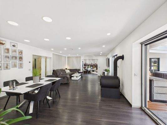 großzügiger Wohn- und Essbereich