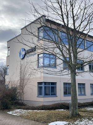 Bürogebäude mit Logo