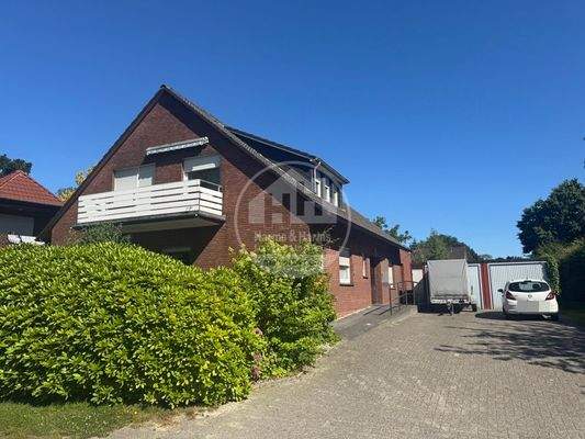 Außenansicht mit Garagen