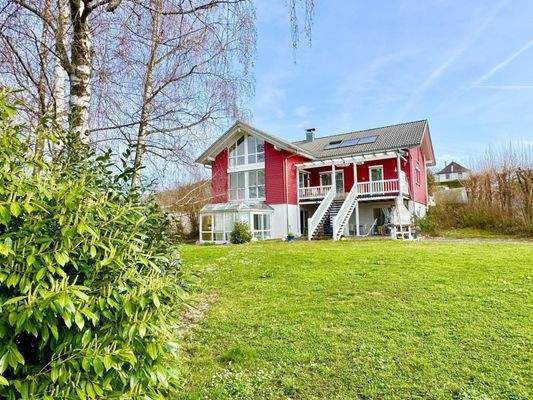 Hausansicht mit Grundstück