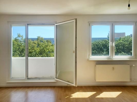 Wohnzimmer mit Balkon (1).jpg