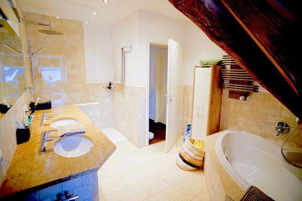 Badezimmer mit Badewanne