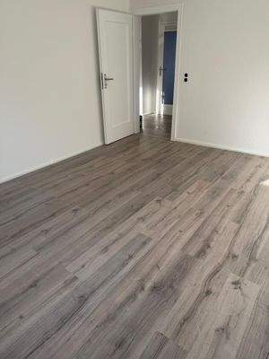 Leeres Zimmer mit Holzboden