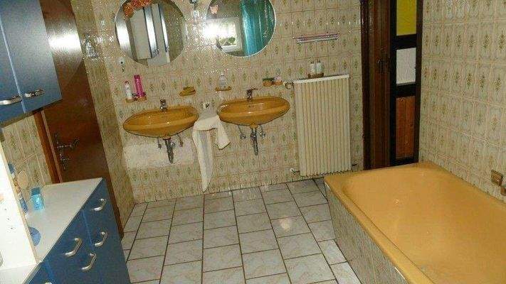 Bad mit Dusche und Wanne