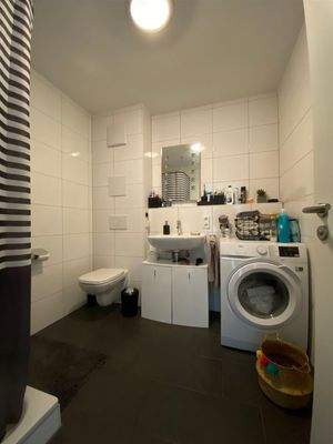 Das innenliegende Bad mit Dusche und WC