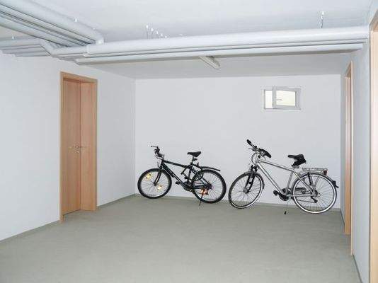 ..und der Fahrradabstellplatz.