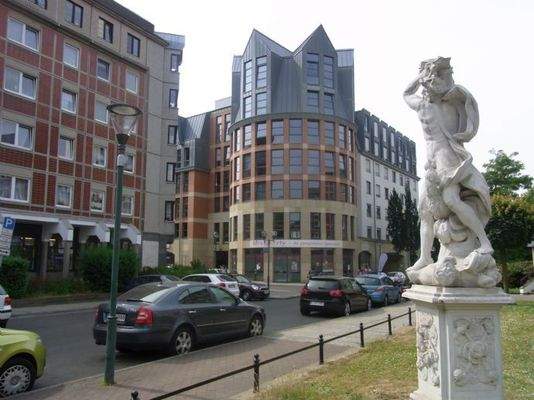 Blick auf das Wohn- und Geschäftshaus