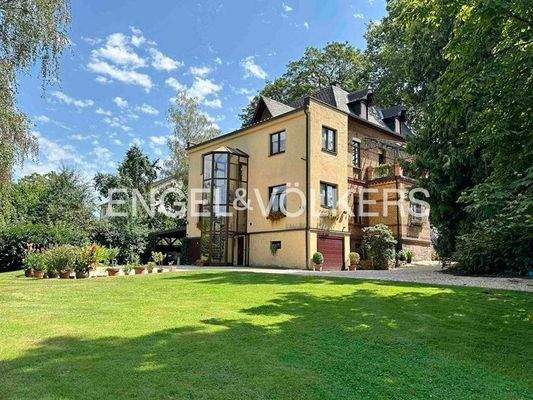 Hausansicht mit Garten