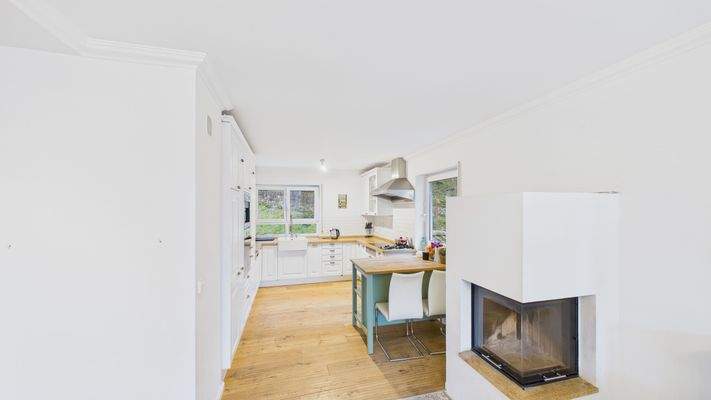 Offene Küche mit Kamin