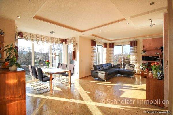 lichtdurchfluteter Wohn-Essbereich