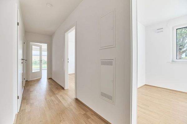 Der Flur mit viel Platz und praktische Abstellkammer