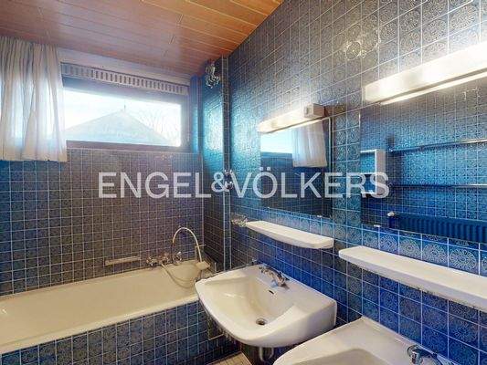 Badezimmer mit Wanne im OG