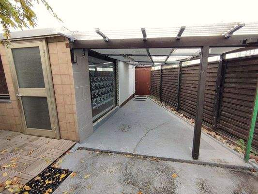 kleiner Innenhof mit Zugang Strasse