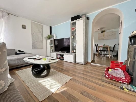 Wohnzimmer der großen Wohnung - Weitwinkel.jpg